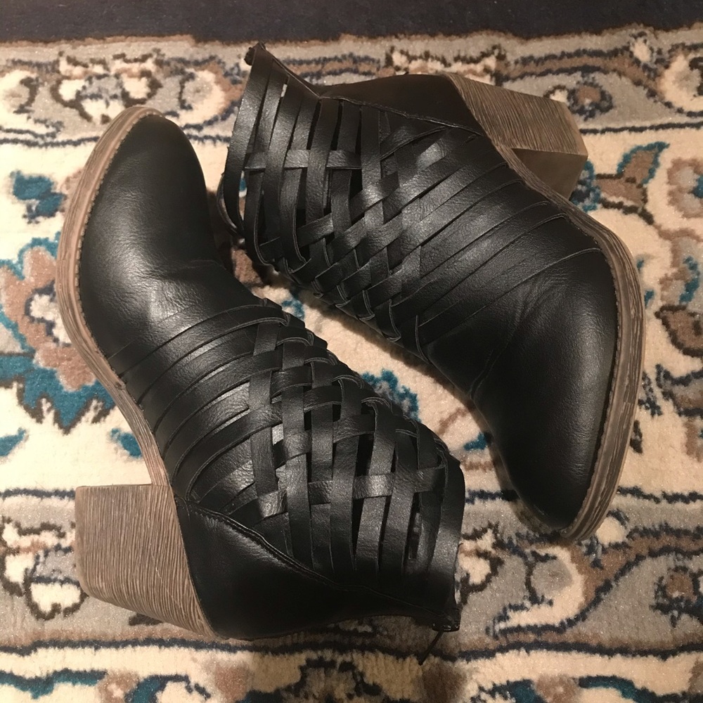 Beautiful Black ankle booties! 🖤